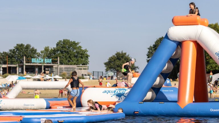 AquaFunPark opblaasbaar parcours in BillyBird Drakenrijk