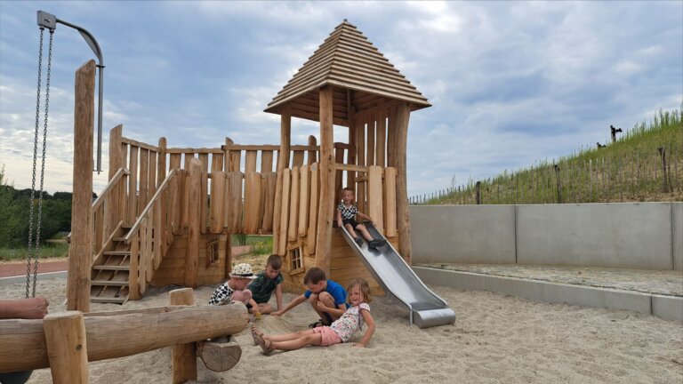 Peuterdorp buitenspeeltuin in BillyBird Drakenrijk